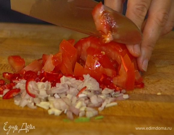 Помидор нарезать кубиками. 