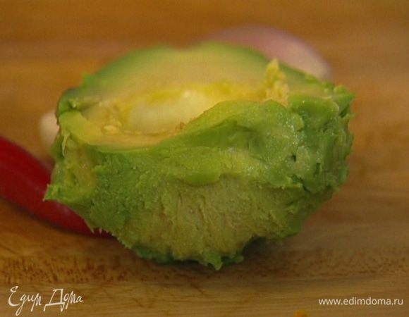 Половинку авокадо, чили, лук, чеснок и помидоры растереть в однородную массу (или взбить в блендере). 
