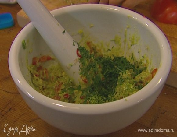 Добавить кориандр, цедру лайма и половину сока лайма, измельченную петрушку, все посолить и перемешать. 