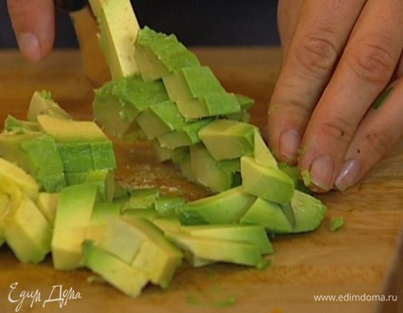 Оставшуюся половинку авокадо нарезать маленькими кубиками. 