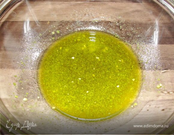 В самом начале сделаем дрессинг для нашего салата. Смешаем масло, винный уксус, воду, сок лимона, соль и перец.