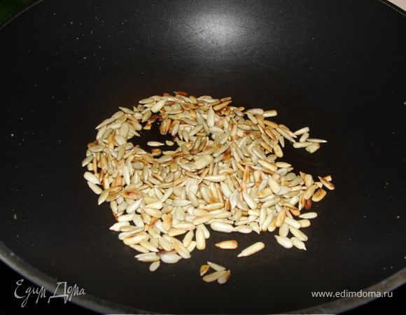 Обжариваем семечки и миндаль на сухой сковороде. Советую обязательно обжарить наши семечки и миндаль, это придаст блюду необычайный вкус. Добавить к лапше.