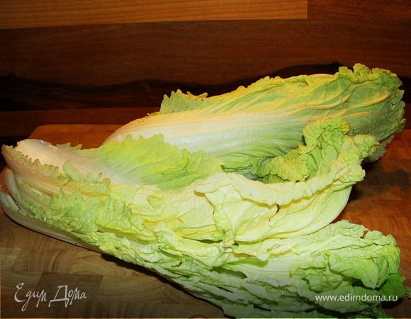 Моем, сушим и режем нашу китайскую капусту. Можно так же добавить любой салат по-вкусу. Или оставить только китайскую капусту. Мелко порезать петрушку, укроп. Все ингредиенты добавить к лапше. Перемешать. 