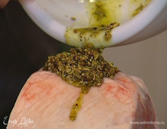 Свинину натереть пряной смесью со всех сторон, выложить в жаропрочную посуду с толстым дном и отправить на 30 минут в разогретую духовку.