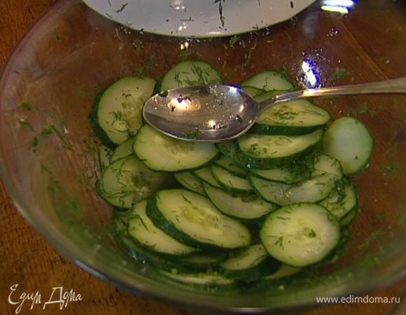 Огурцы нарезать тонкими кружками, добавить укроп, 1/2 ч. ложки соли, 1/2 ч. ложки сахара, щепотку свежемолотого черного перца, влить 2 ст. ложки винного уксуса. Перемешать и отставить в сторону. 