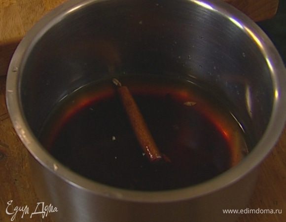 Приготовить маринад для чернослива: палочку корицы выложить в небольшую кастрюлю, влить винный и бальзамический уксус, добавить зерна кардамона, оставшийся сахар и перец горошком, поставить на огонь и довести до кипения. 