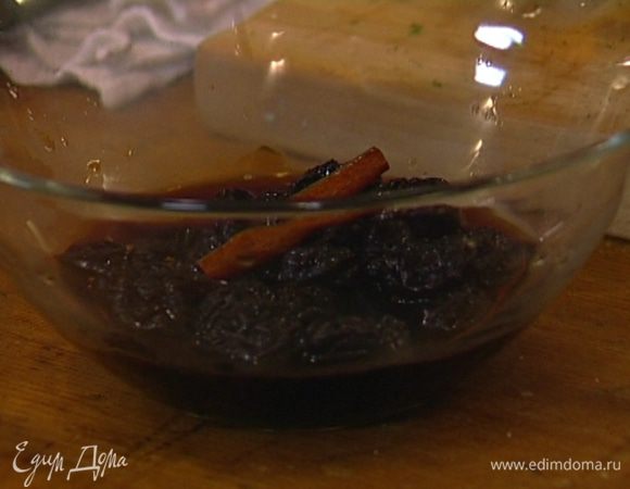 Чернослив залить горячим маринадом и оставить набухать. 