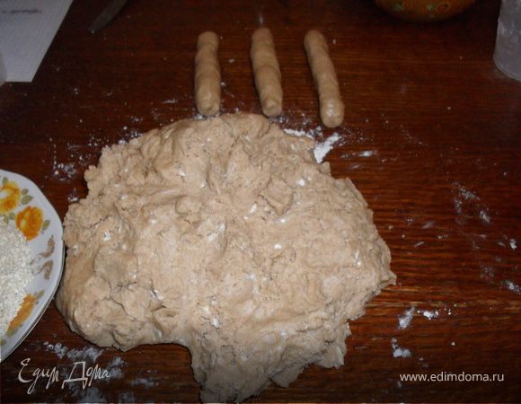 Смешать сухие продукты,добавить размягчёный маргарин или натёртый на тёрке,лучше сливочное масло.Влить растительное масло и воду(чай-стевия).Вымесить мягкое тесто,муку естественно просеять.Разделить тесто на кусочки и потом на маленькие кусочки в 3 см.Слепить,раскатать между ладонями или на столе палочки-сосиски.Взбить яйцо и кисточкой смазать только с верхней стороны.Обмакнуть в кунжуте или в маке.Выложить на протвинь с бумагой.Выпекать 20 минут при температуре 200 градусов(в моей духовке 170 градусов)