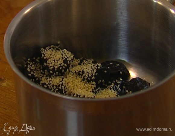 Чернослив соединить с кунжутом, кардамоном и грецкими орехами. 