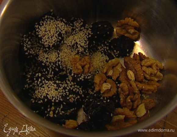 Добавить цедру апельсина, коньяк и измельчить все в блендере. 