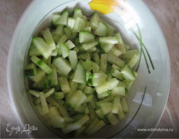 Мелко порезать огурец и яйцо