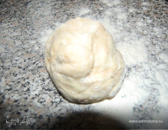 Тесто это имеет свойства, напоминающие слоеное тесто. Готовится из холодных продуктов и замешивается быстро, чтоб масло не успело растаять при замешивании, в противном случае эффект слоености пропадет. Рубим масло, смешиваем с мукой, солью, ледяной водой и яйцом, быстро-быстро замешиваем (не руками – руки теплые) и в холодильник на 30 минут. Готовое изделие из этого теста надо так же быстро ставить в духовку, пока тесто холодное, только из холодильника. При запекании мелкие кусочки масла таят и в тесте образуются пустоты, за счет чего тесто делается воздушным, как слоеное. Рецепт очень простой, у меня все получилось с первого раза, чему я несказанно рада! Тесто эластичное, хорошо раскатывается скалкой  и распределяется по форме без проблем.