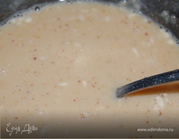 Карамель . Поставим на огонь кастрюльку с водой, всыпим сахар, не мешаем, пока сахар не станет темнеть. Вливаем сливки (подогретые) МЕДЛЕННО!! и на медленном огне перемешиваем до получения однородной массы, можно для верности процедить потом через сито. Оставим остывать.