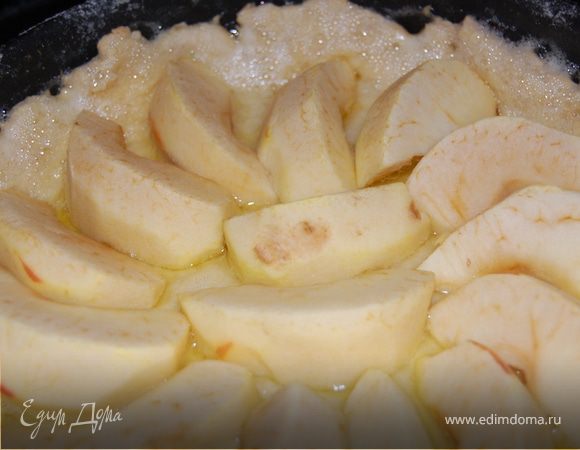 Яблоки почистили, порезали на осьмушки, сердцевину ессссно удалили. Выкладываем тесто в форму, протыкаем вилочкой в нескольких местах, я ее для верности смазала таки маслом и присыпала сухарями. Выкладываем яблоки. Отправляем в духовку при 200 градусов на 20 минут.