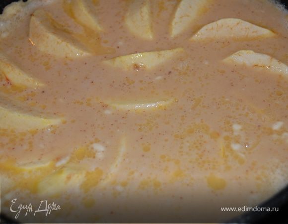 На горячий корж с яблоками выливаем нашу крем-брюлевую смесь, духовку переключаем на 150 градусов и ждем еще 40 минут. 