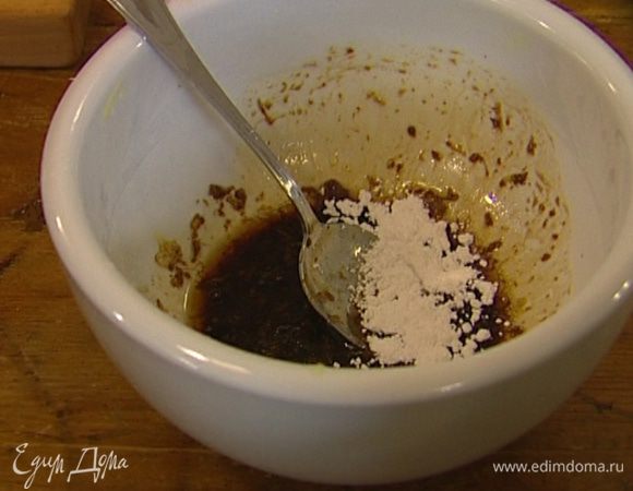 Приготовить маринад, соединив натертый имбирь, кунжутное масло, соевый соус, сок лайма и сахарную пудру. 