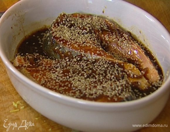 Уложить рыбу в эмалированную или стеклянную посуду (которая не поддается окислению), залить маринадом, присыпать кунжутным семенем, затянуть пленкой и оставить мариноваться на полчаса.

