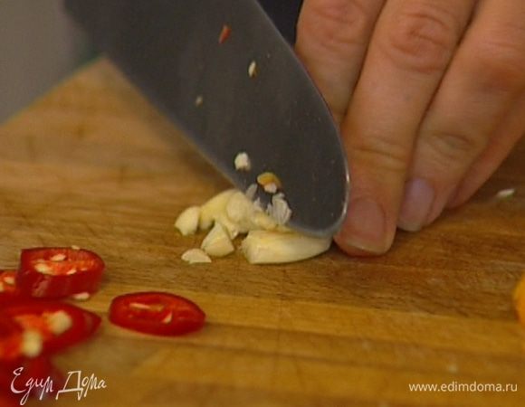 Чеснок почистить, раздавить плоской стороной ножа и мелко нарезать.