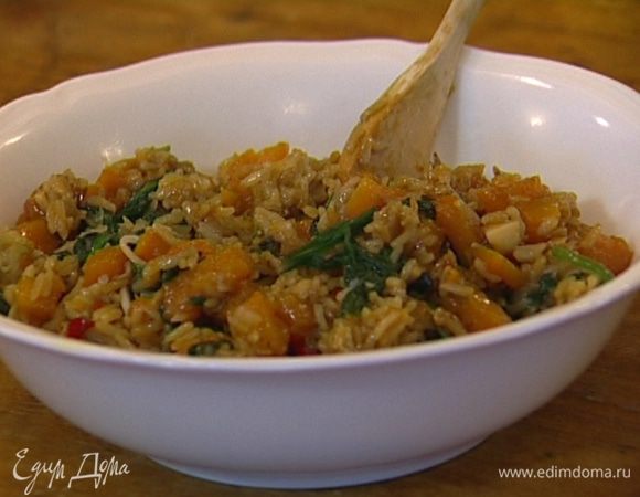 Влить соевый соус, перемешать, добавить отваренный рис и сладкую паприку и подержать на огне еще 1-2 минуты. 
Подавать, присыпав оставшимся зеленым луком.

