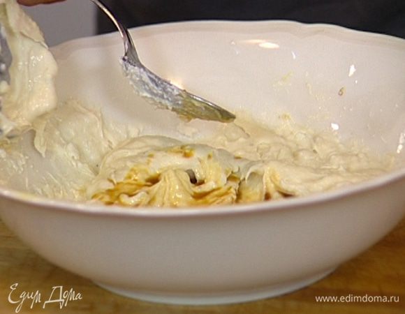 Сварить крепкий кофе-эспрессо, влить 2 ст. ложки к творогу и банану, все перемешать. 