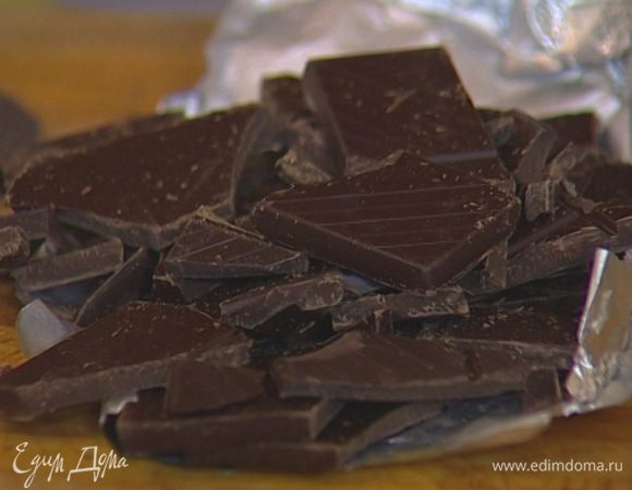 Шоколад натереть на крупной терке. 