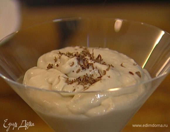 Разложить десерт в вазочки, присыпать натертым шоколадом и поставить в холодильник.