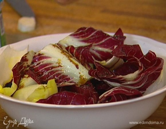 Заправить листья салата оливковым маслом, бальзамиком, поперчить и посолить.