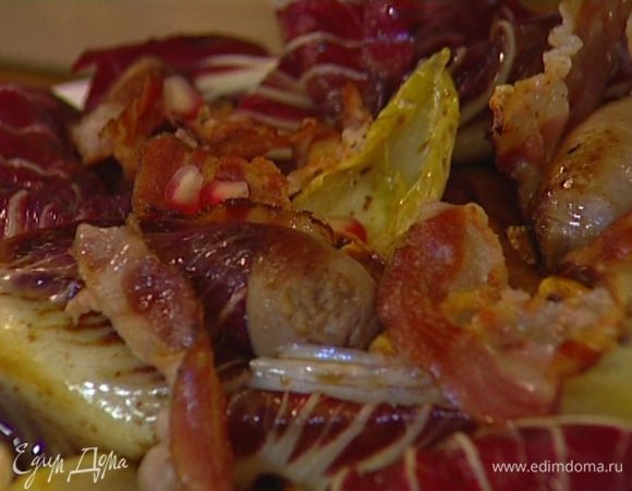 Добавить в сковороду листья салата, еще немного подержать на огне и выложить все вместе на большое блюдо.