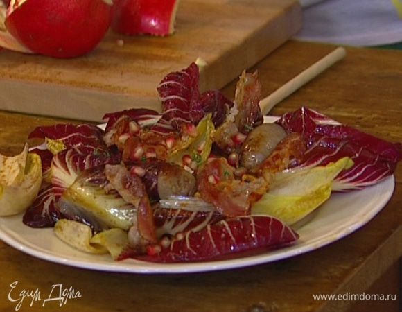 Сверху разложить бекон, присыпать горстью зерен граната и листьями тимьяна.