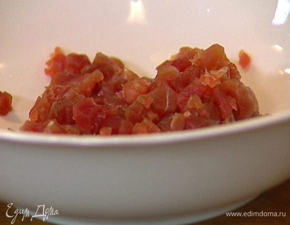 Тунца мелко порубить ножом, добавить желток, по щепотке соли и перца и все вымешать.