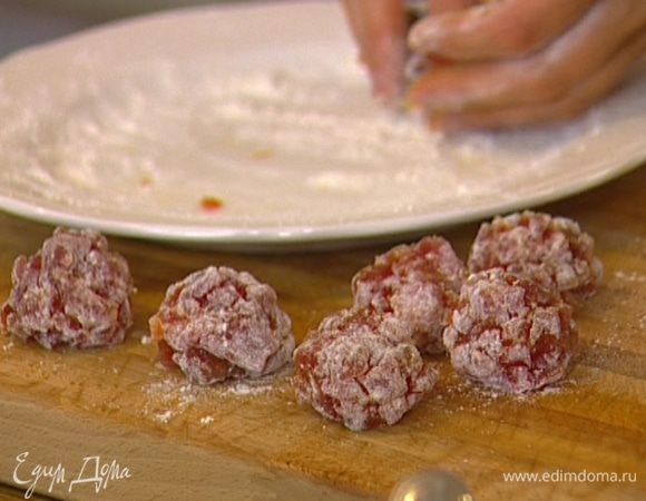 Насыпать на тарелку немного муки, сформировать из тунца небольшие шарики, обвалять их в муке и обжарить в чесночном масле.