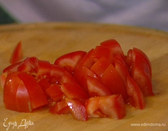 Помидор мелко нарезать.