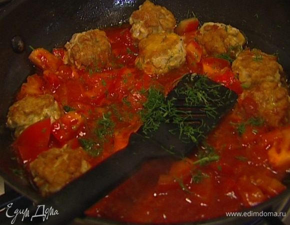 Добавить в сковороду к шарикам нарубленный помидор, томатный соус, вино и немного укропа, все перемешать.
