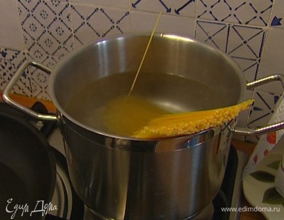 Спагетти отварить в подсоленной воде, затем воду слить и сохранить.