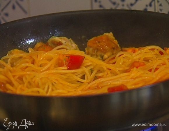 Выложить готовые спагетти в сковороду к соусу, при необходимости влив немного воды, в которой они варились.