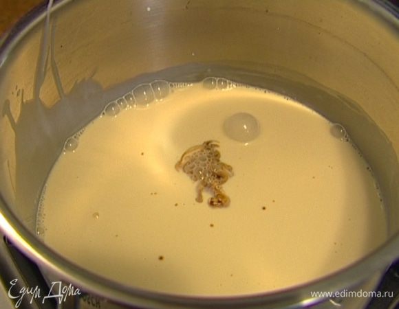 Приготовить мороженое: сливки налить в небольшую кастрюлю, добавить ванильный экстракт и довести все до кипения, но не кипятить, а сразу снять с огня.