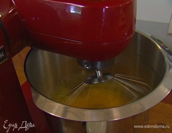 Желтки взбить в гладкую светлую массу, затем, не переставая взбивать, добавить кленовый сироп.