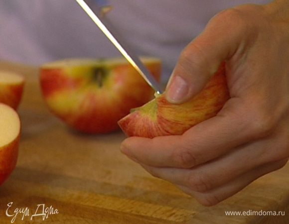 Яблоки разрезать пополам и удалить сердцевину.