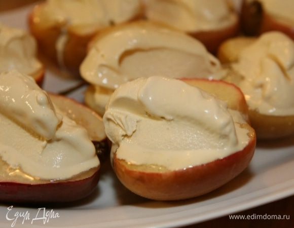 Выложить шарики мороженого на слегка остывшие дольки яблок и подавать тут же!
 
