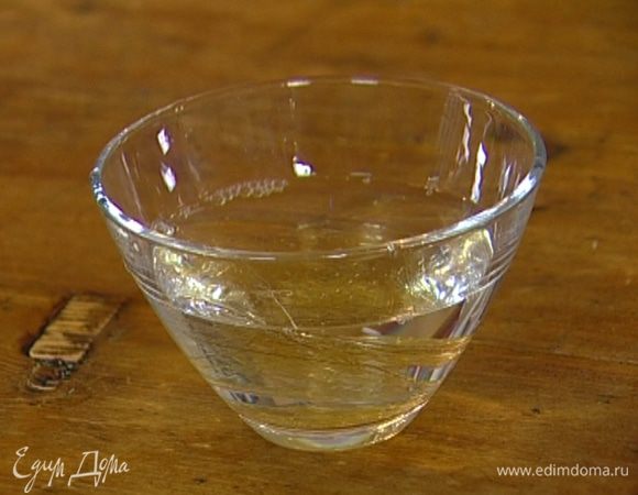 Желатин замочить в холодной воде. 