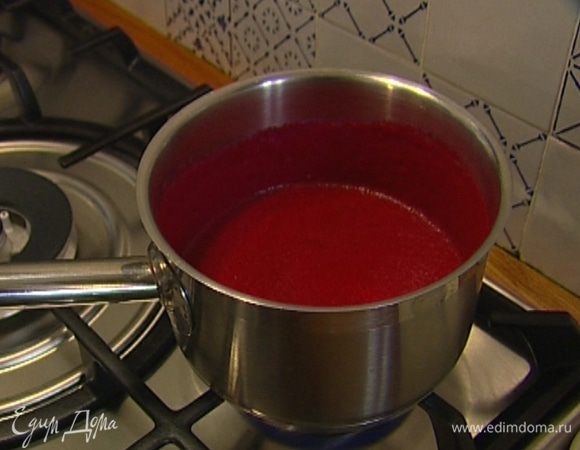 Прогреть свекольное пюре в небольшой кастрюле.