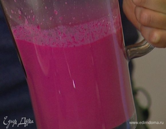 Добавить сметану, сахарную пудру, лимонный сок, сливки и взбить все венчиком.