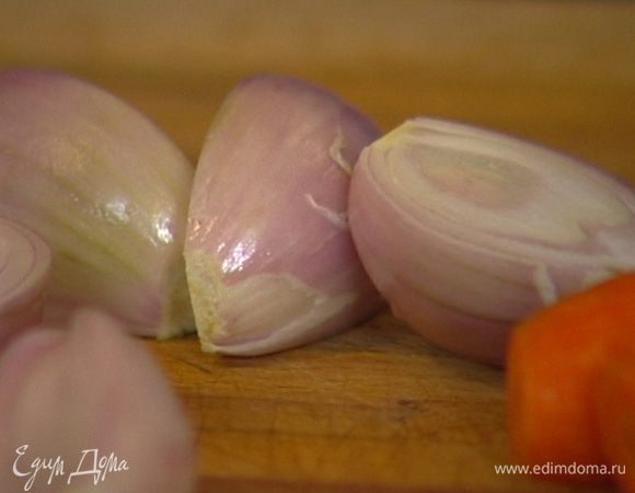 Лук-шалот почистить и нарезать полукольцами.