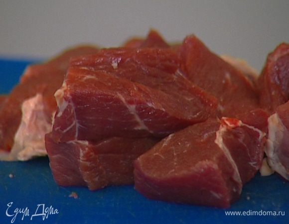 Мясо порезать небольшими кусочками, поперчить, посолить и обвалять в муке.