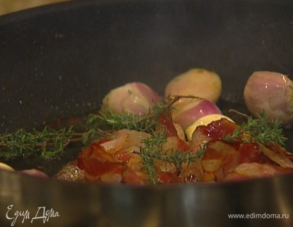 Выложить в сковороду бекон, шалот и чеснок, довести до легкого золотистого цвета, добавить веточки тимьяна.