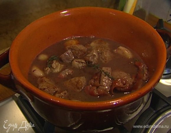 Выложить все в глиняную посуду накрыть пергаментом, а сверху крышкой и томить в разогретой духовке час-полтора.