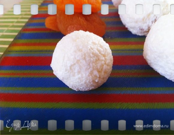 Обвалять в кокосовой стужке. Я не люблю много стружки, просто для придания формы беру ее. Кому нравится "эффект раффаэлло": сформируйте чуть обваляный в стружке шарик в ладонях, а потом заново его обваляйте в стужке. Будет двойной слой. Его четче видно. Я же делала с одинарным слоем. Отправить в холодильник. А ты пока шоколадом займемся.