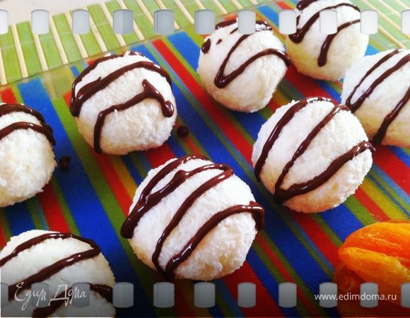 Хранить в холодильнике в плотно закрытой емкости: творог отлично впитывает запахи;)