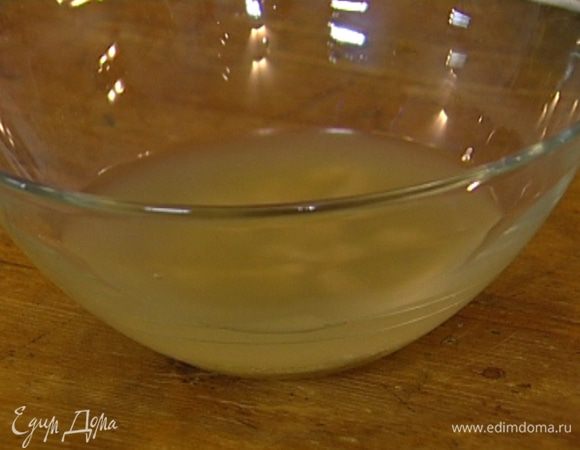 Приготовить опару: дрожжи соединить с сахаром, влить немного теплой воды, перемешать и оставить на 10 минут.