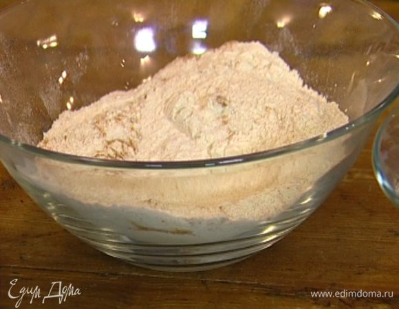 Приготовить тесто: муку смешать со щепоткой соли, корицей, мускатным орехом, молотым имбирем и лимонной цедрой.